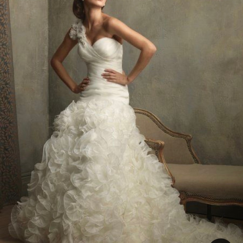 Beautiful Maggie S. Wedding gown. Worn once in great condition.